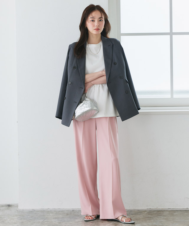 チャコールジャケット×ピンクパンツで作る「甘辛」通勤スタイル