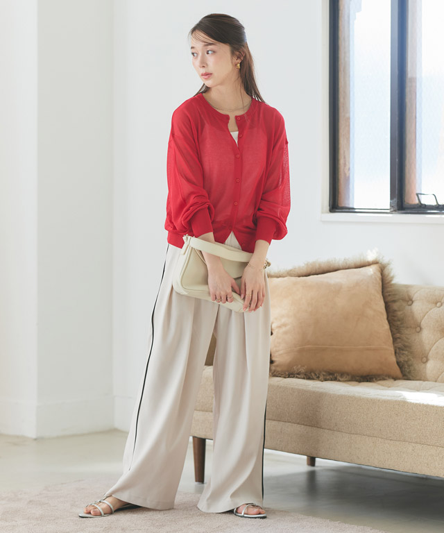 [瞬時にあか抜ける赤] シアー素材×ラインパンツで叶える、大人の最旬モダンカジュアル