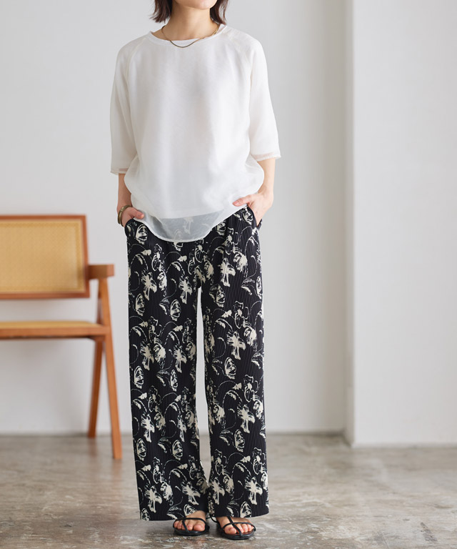 モノトーンを軽やかに纏う。シアーブラウス×花柄プリーツパンツの大人リラクシー