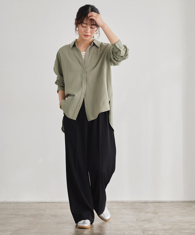 ニュアンスカーキで魅せる大人カジュアル。リラックスシルエットの洗練シャツコーデ
