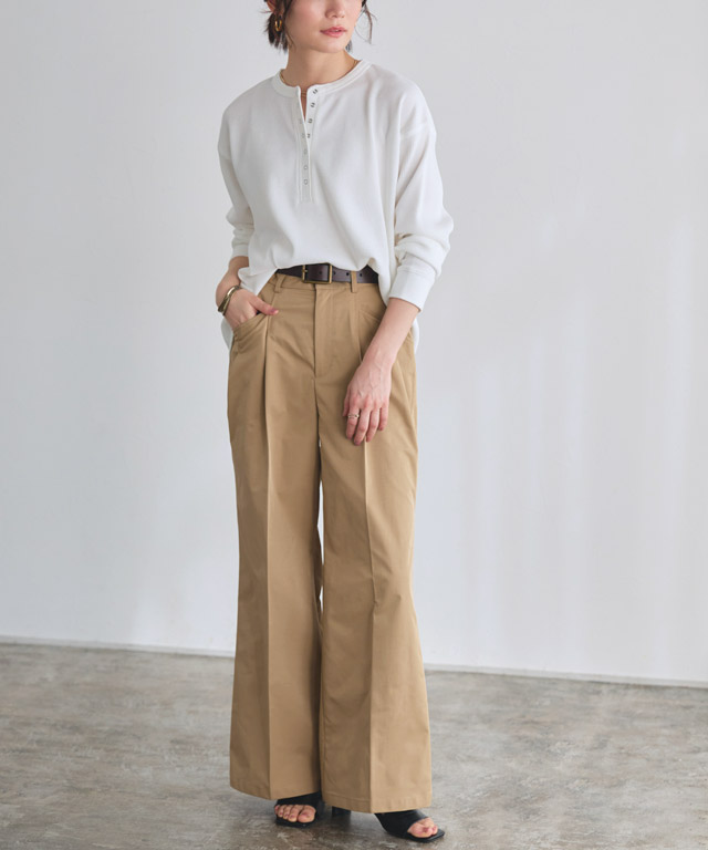 シンプルこそ上質に。ヘンリーネックトップス×チノワイドパンツで作る大人ヘルシーコーデ