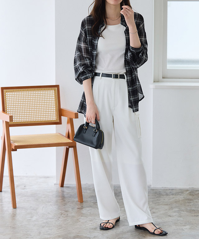 シアーな透け感を楽しむ。モノトーンでまとめる都会的なチェックシャツスタイル