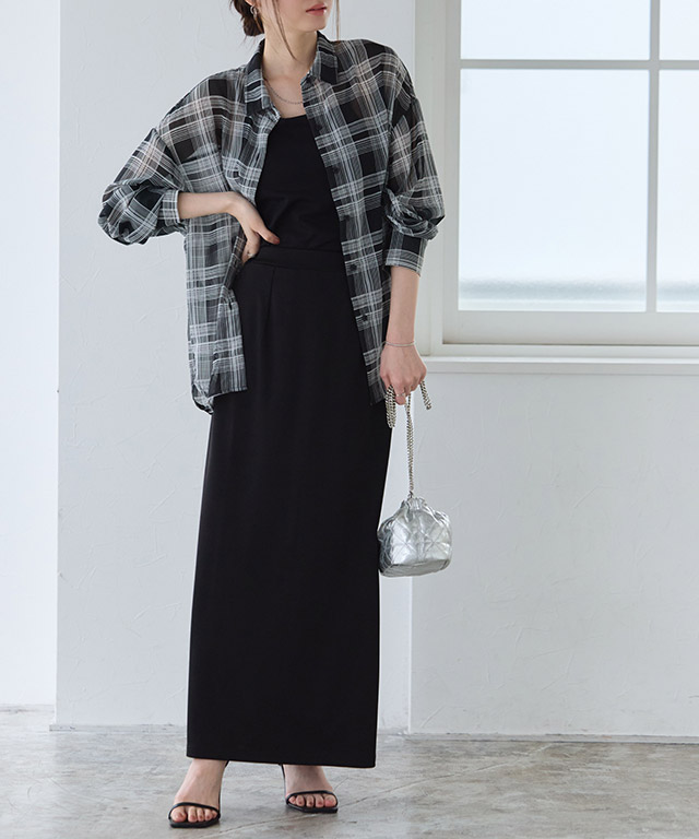 シアーチェックで軽やかに。肌寒い日に羽織る、大人のモノトーン・こなれカジュアル