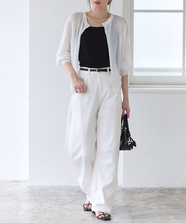 シアーな質感で軽やかに涼しくUV対策も、洗練のモノトーン・大人のカジュアルスタイル。