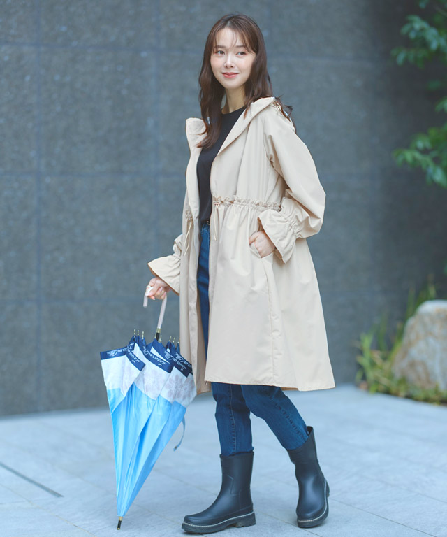 雨の日もハッピーに！ギャザーが主役のレインコート×デニムで作る大人の最旬雨の日スタイル