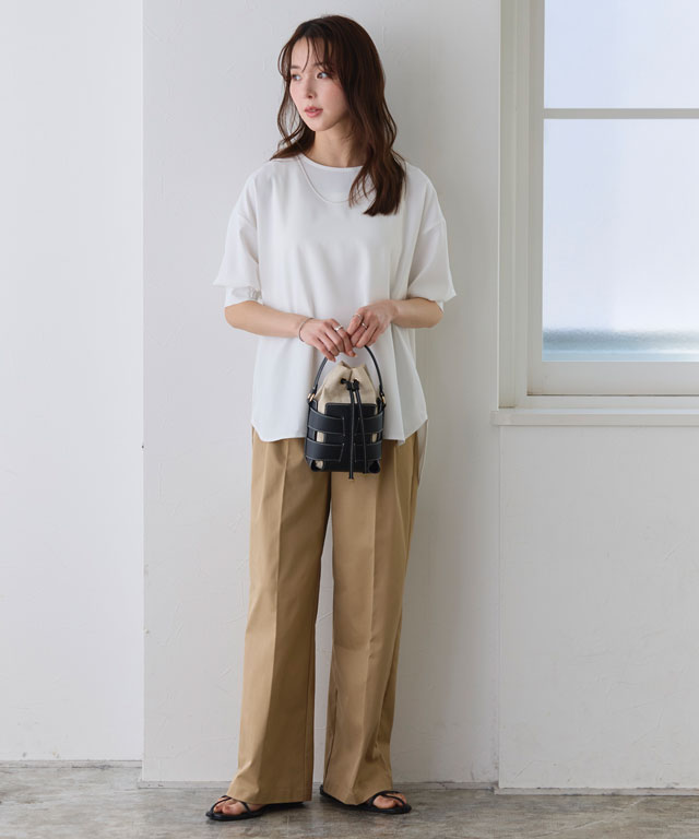 シンプルこそ上質に。白ブラウス×ブラウンパンツで作る、キレイ目コーデ