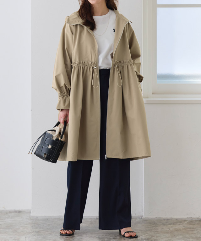 雨の日も上品に！撥水機能付きギャザーコートで魅せる、大人のきれいめレインスタイル。