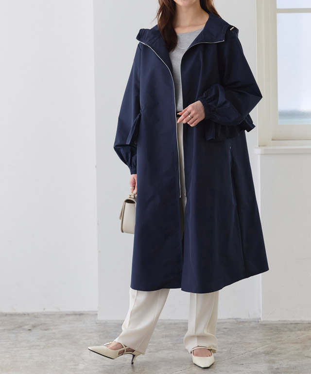 雨の日も軽やかに！ネイビーの撥水コート×白パンツで魅せる大人レインコーデ