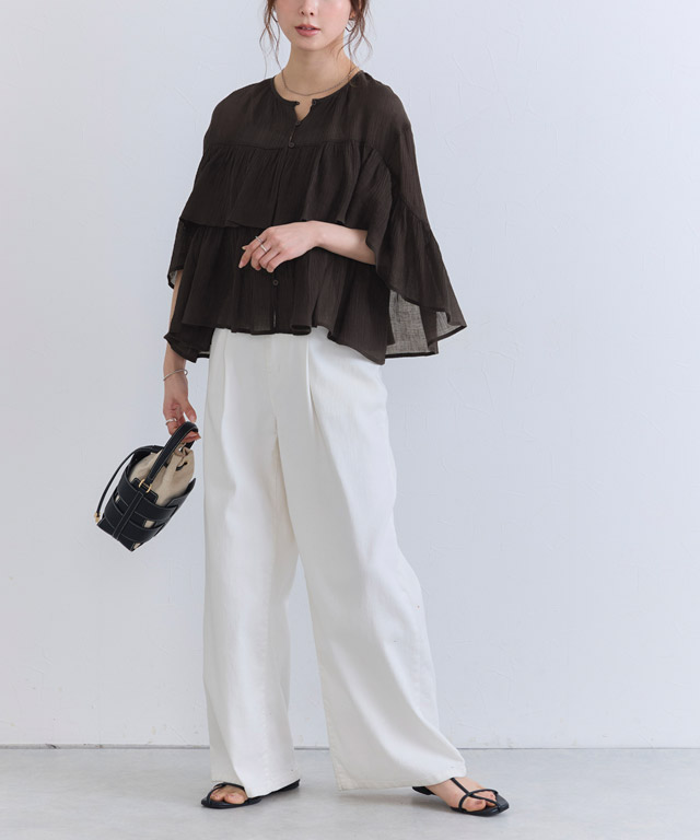 大人可愛いを格上げする、ふんわりティアードブラウスと白ワイドパンツの洗練スタイル