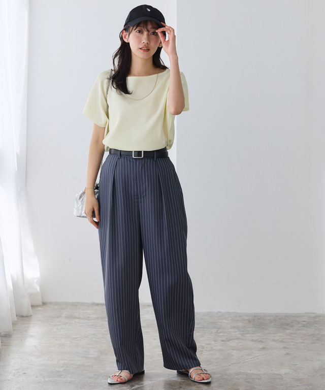 日差しを味方に。イエロー×ストライプで魅せる、大人のUV対策キャップスタイル