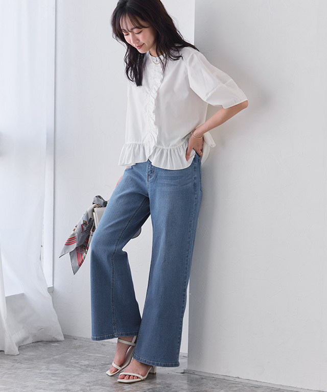 白ブラウスで軽やかに！フリル×ワイドデニムで作る大人可愛い洗練カジュアル