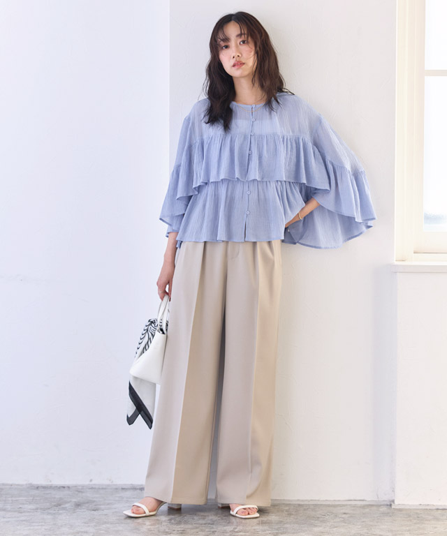 晴れ空に映えるサックスブルー。ティアードブラウスが主役の爽やかフェミニンコーデ