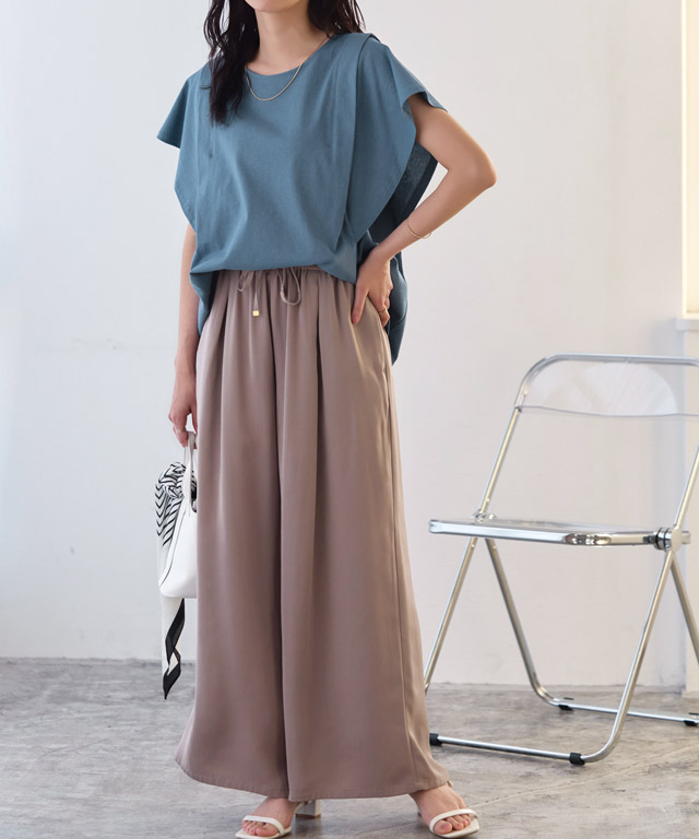 ニュアンスカラーで品よく、フレアスリーブトップス×艶感ワイドパンツの大人リラクシーコーデ
