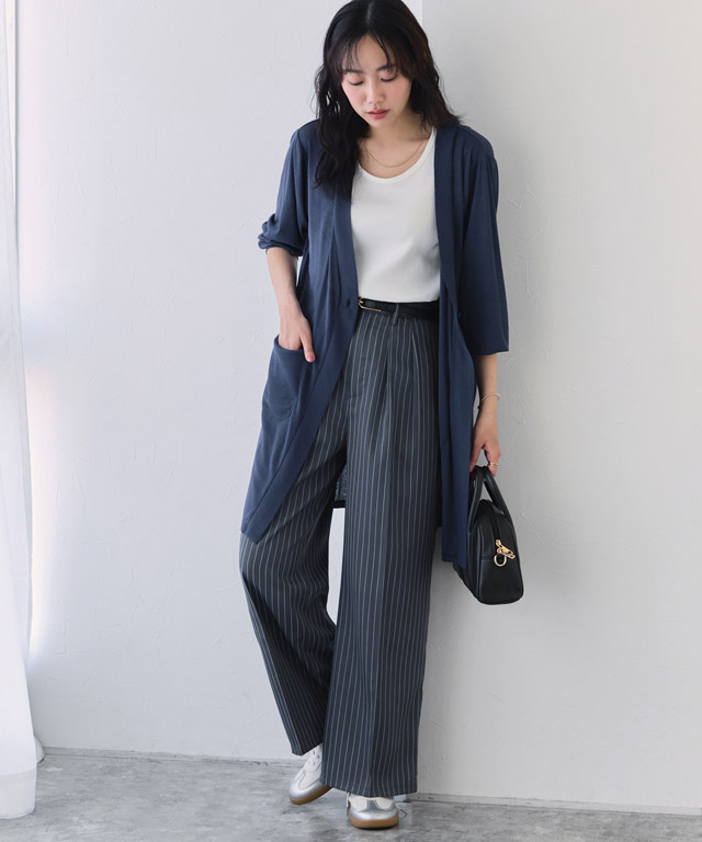 寒暖差もスマートに解決。ロングカーデ×ストライプパンツで作る大人のモードコーデ