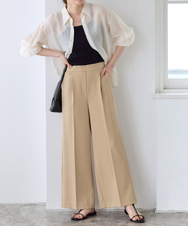 シアーな質感で品よく、白シャツ×ベージュパンツで作る、洗練の大人の涼しげきれいめコーデ