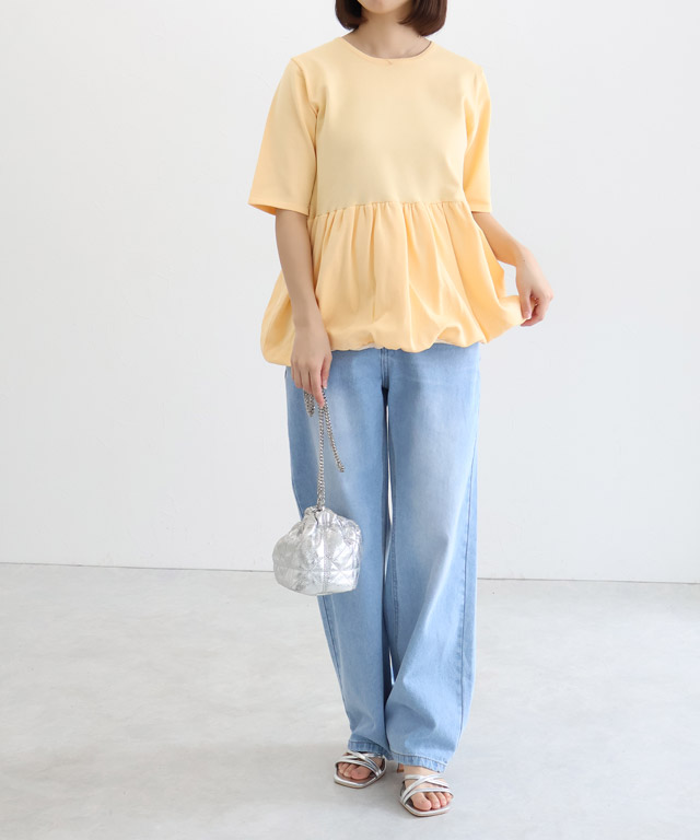 イエロー×デニムで華やかに！休日の大人のきれいめカジュアルコーデ