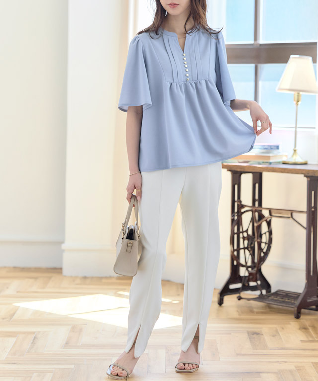 涼しげフレアスリーブトップスで、夏のオフィスを快適に！大人のきれいめ通勤コーデ