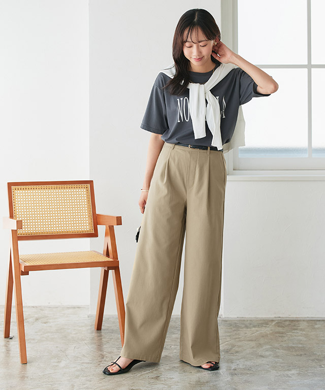 「肩掛け」で重心アップ！ロゴT×ワイドパンツのこなれカジュアル