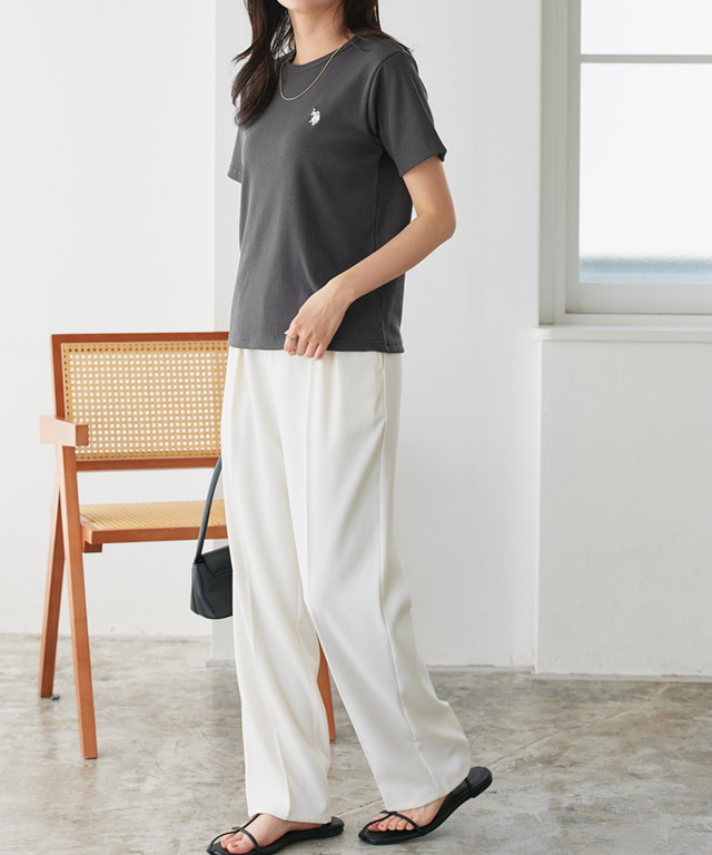 「ロゴT」でシンプルにに、白パンツを合わせた大人のモノトーンコーデ