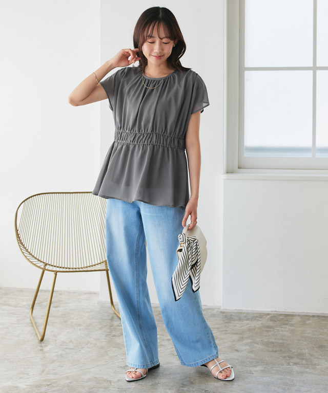 「透け感」で軽やかに。シフォンブラウスで魅せる大人の上品デニム服