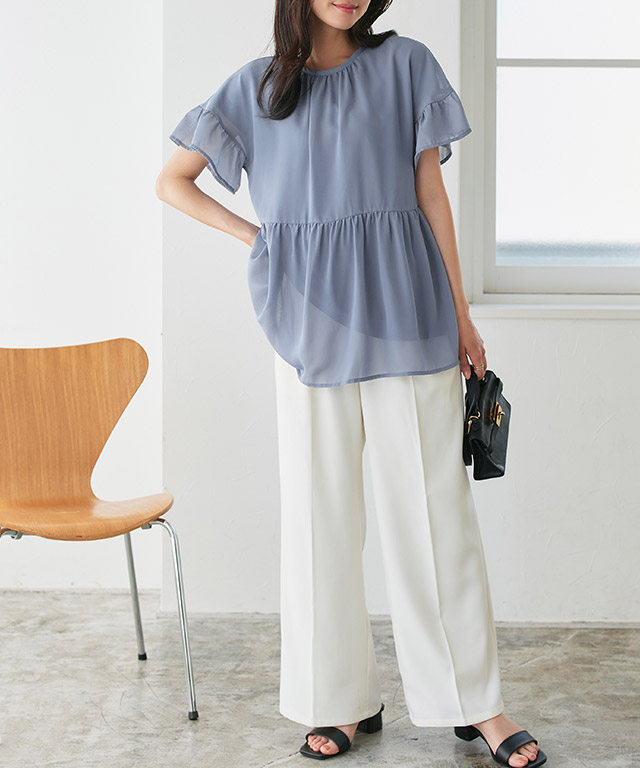 シフォンブラウスと白ワイドパンツで魅せる爽やか上品スタイル