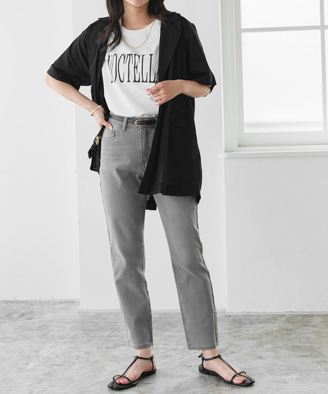 ロゴTシャツとグレーデニムでつくる都会派クールカジュアル