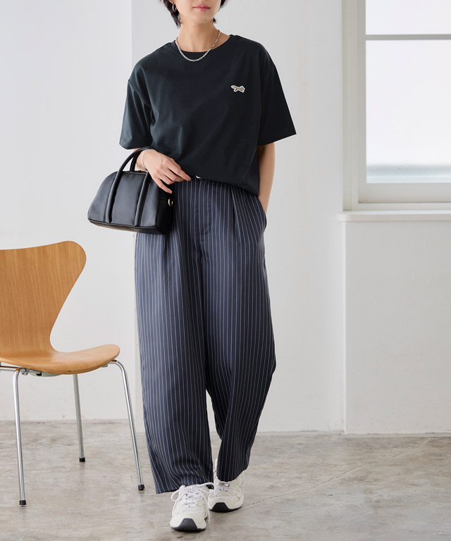 「ロゴT」で大人カジュアル。ストライプ柄パンツで魅せる最旬こなれコーデ
