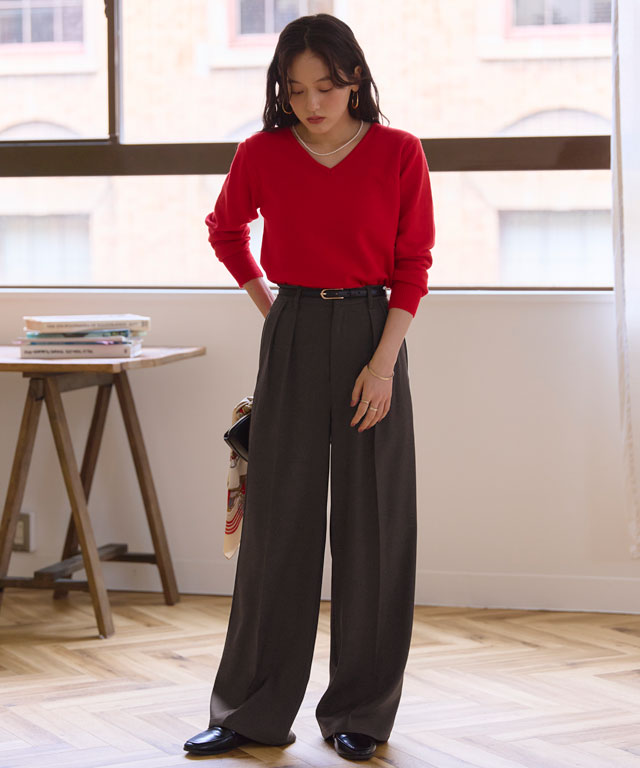 鮮烈レッドが主役！華やぎVネックニットで魅せる大人の上品スタイル